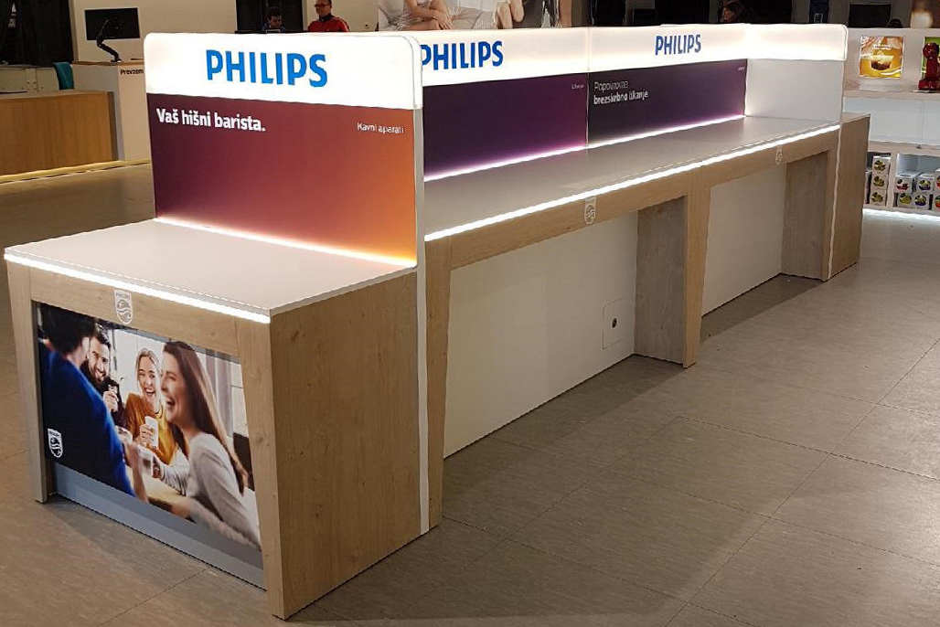 Na vrhu hrbtišč vseh stojal je podosvetljena logo enota, izdelana iz belega pleksi stekla fotografija-izdelanega-stojala-Philips-Mimovrste-2