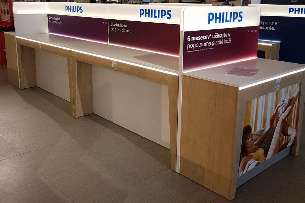 Osvetlitev je v obliki tanke linije nameščena tudi na skrajni rob pulta - ob hrbtišče ter pod sprednji rob pulta fotografija-izdelanega-stojala-Philips-Mimovrste-3