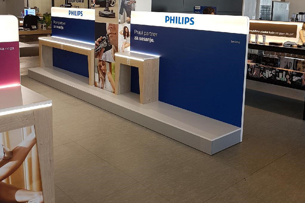 Hrbtišča so potiskana z grafikami - barvnimi prelivi, ki ponazarjajo skupine izdelkov fotografija-izdelanega-stojala-Philips-Mimovrste-4